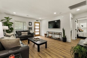 3 bedrooms, iron/ironing board, WiFi, bed sheets - Arlington Retreat: Walk to AT&TStadium + GlobeLife (Arlington)