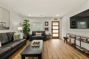 Smart TV - Arlington Retreat: Walk to AT&TStadium + GlobeLife (Arlington)