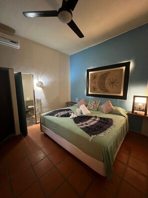 9 habitaciones, escritorio y tabla de planchar con plancha