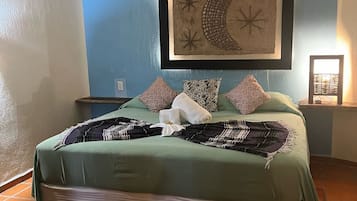 9 makuuhuonetta, työpöytä, silitysrauta/-lauta, vauvan matkasänky