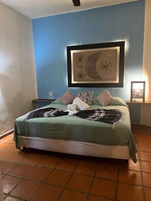 9 chambres, bureau, fer et planche à repasser, lit de bébé portatif