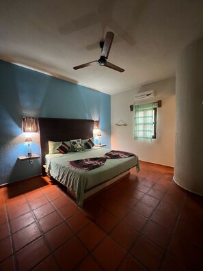 9 habitaciones, escritorio y tabla de planchar con plancha