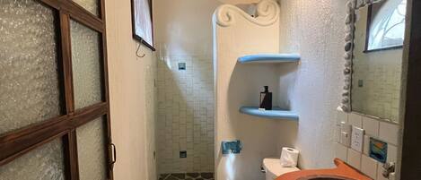 Serviettes fournies, savon, shampooing, papier de toilette