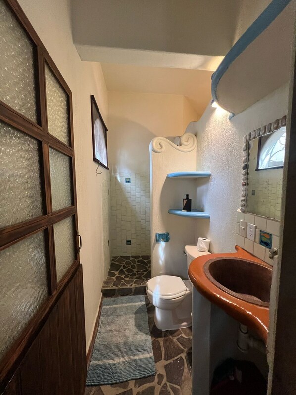 Serviettes fournies, savon, shampooing, papier de toilette