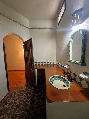 Toallas, jabón, shampoo, papel de baño