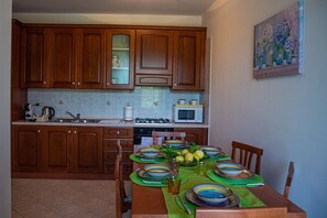 Een koelkast, een magnetron, een oven, een kookplaat