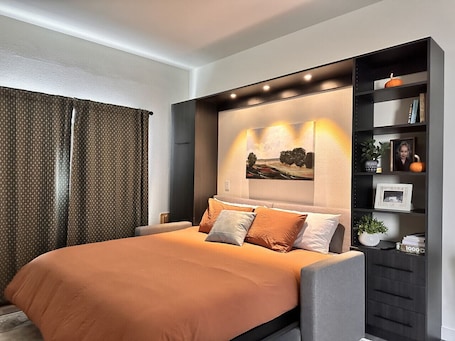 1 bedroom, WiFi, bed sheets. The Green Room