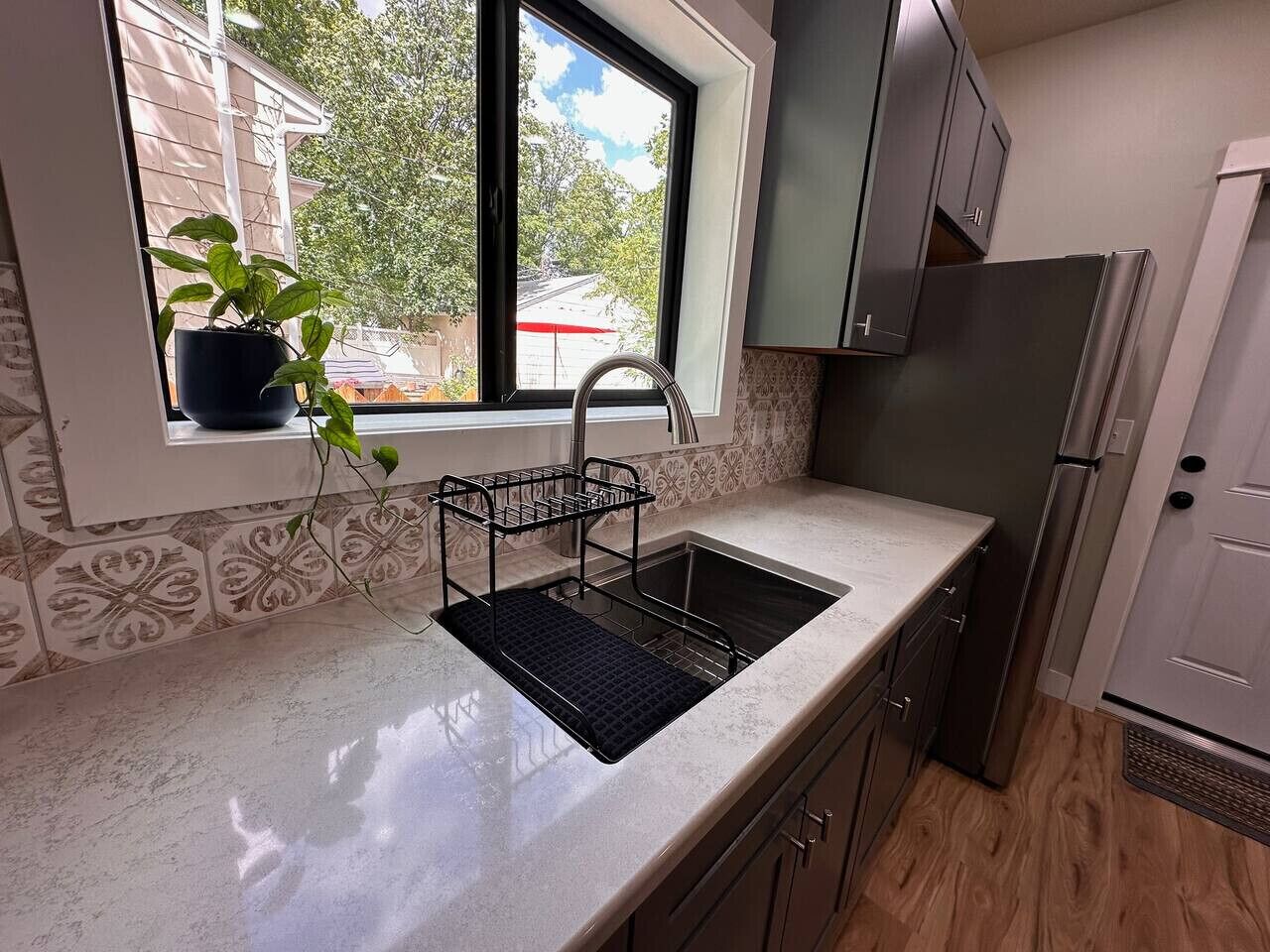 Kjøleskap, mikrobølgeovn, kaffetrakter/tekoker og kjøkkenutstyr