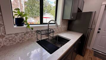 Refrigerador, microondas, parrilla de estufa y cafetera y tetera