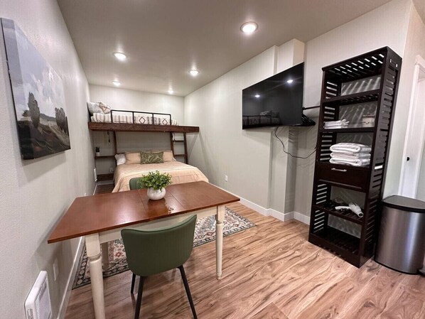 1 bedroom, WiFi, bed sheets - The Green Room (Moscow)