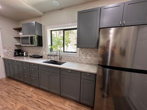 Kjøleskap, mikrobølgeovn, kokeplater og kaffetrakter/tekoker