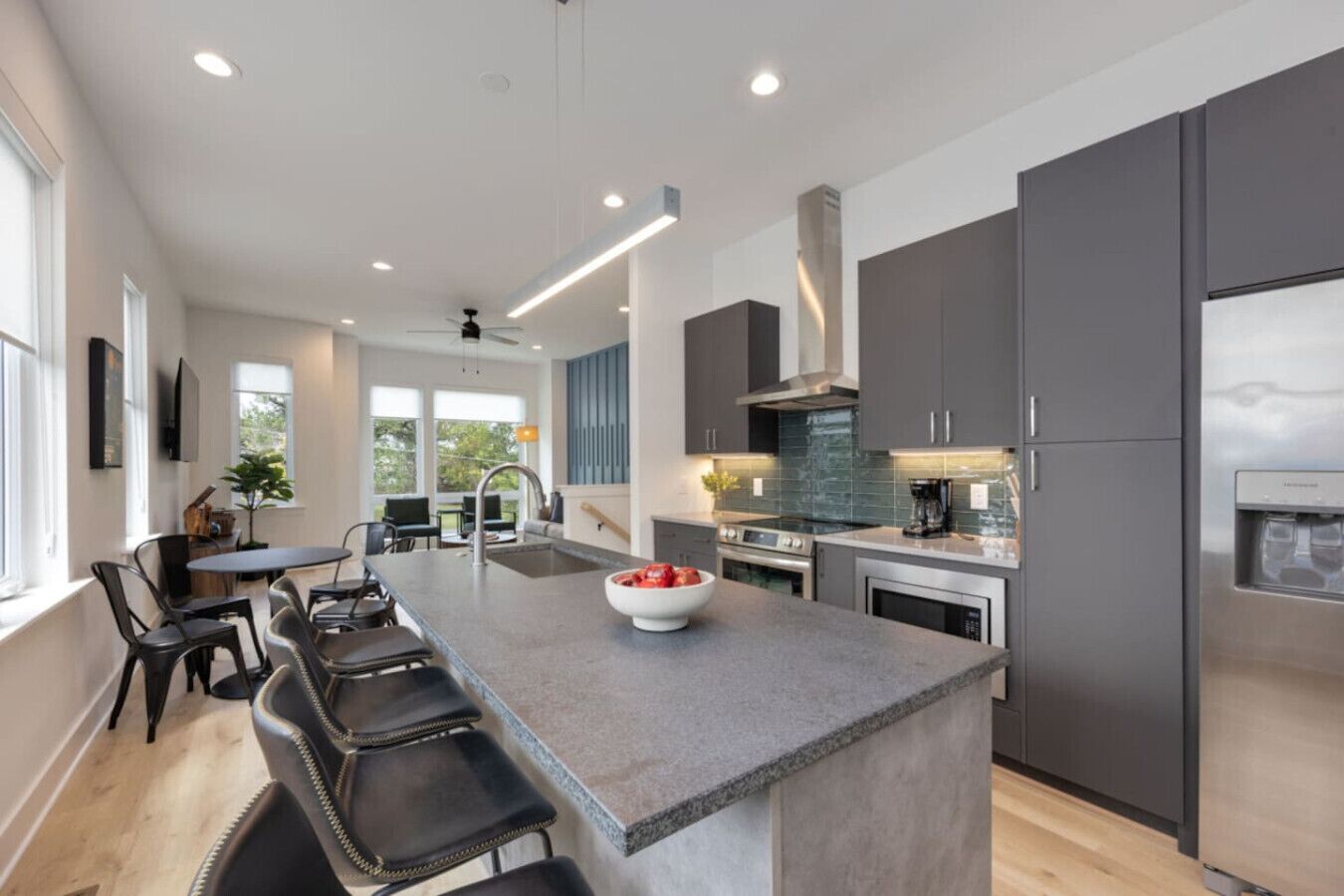 Frigorífic, microones, forn i placa de cuina 