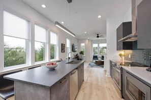 Een koelkast, een magnetron, een oven, een kookplaat