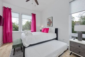 4 slaapkamers, een bureau, een strijkplank/strijkijzer, reisbedje