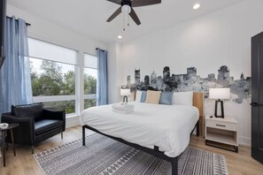 4 slaapkamers, een bureau, een strijkplank/strijkijzer, reisbedje