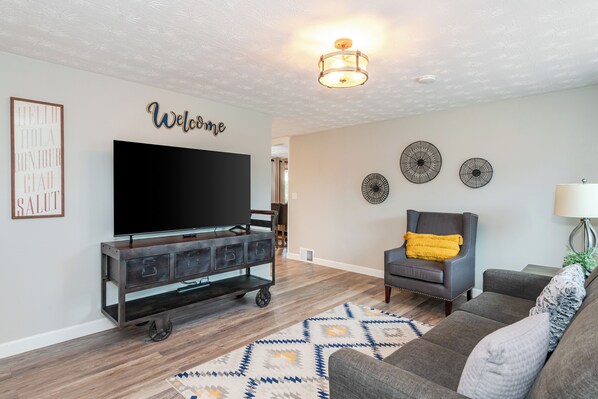 Smart TV, livros, escritórios