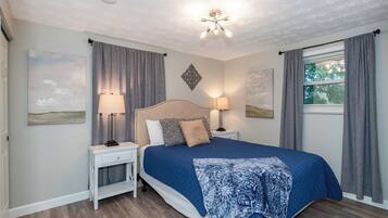 3 slaapkamers, een bureau, een strijkplank/strijkijzer, reisbedje