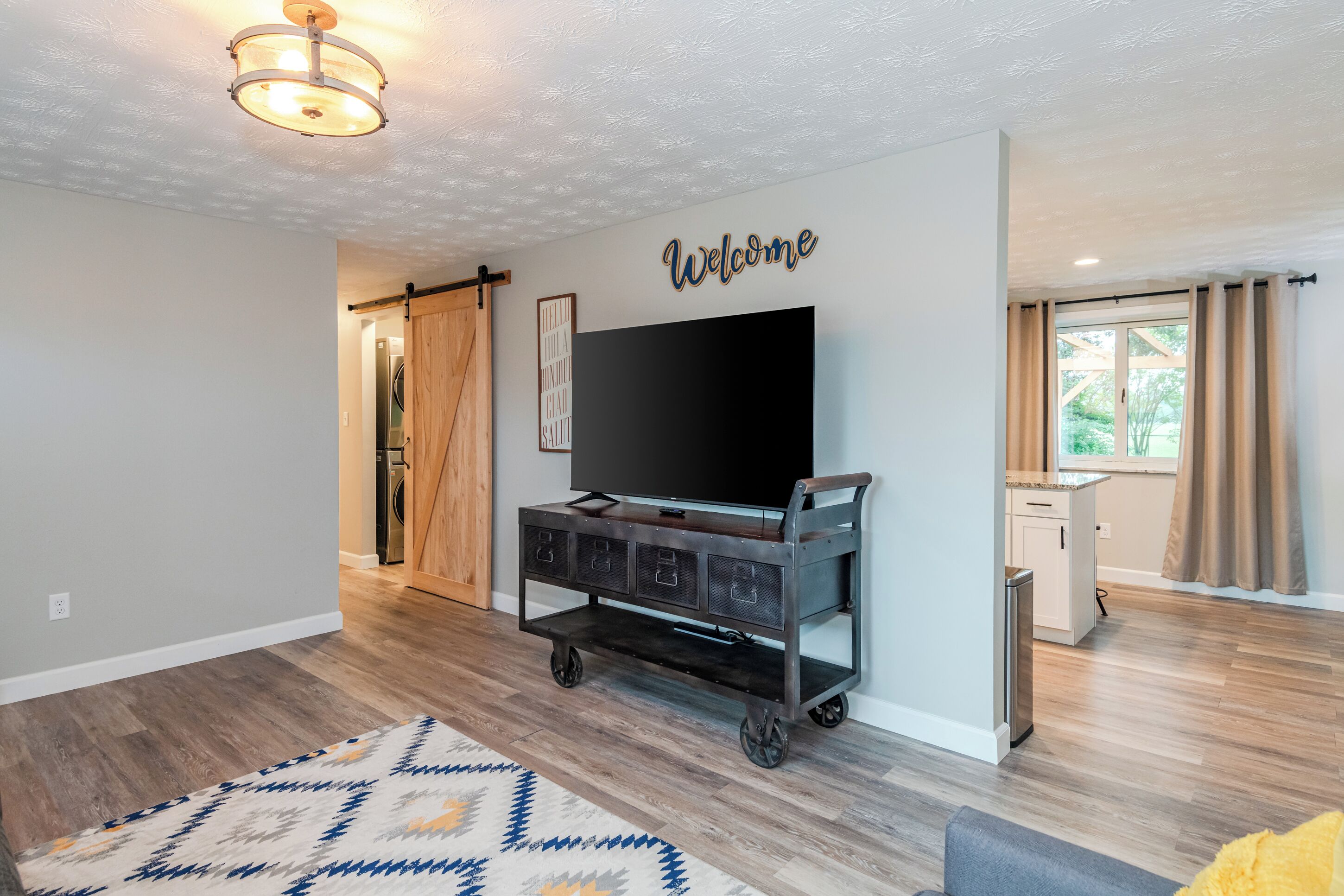 Smart TV, libros y oficina 