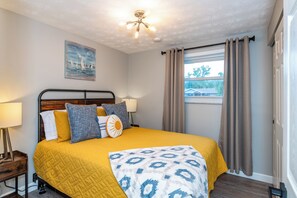 3 bedrooms, desk, iron/ironing board, travel cot