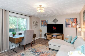 TV connectée, livres, espaces bureaux