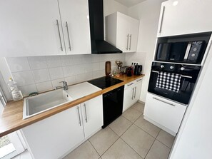 Køleskab, mikrobølgeovn, ovn, kogeplade