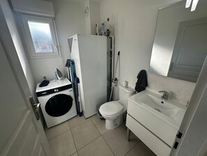 Dusche, Haartrockner, Handtücher, Seife