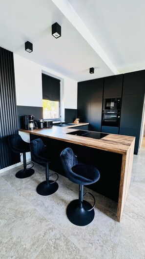 Réfrigérateur, micro-ondes, plaque de cuisson, lave-vaisselle