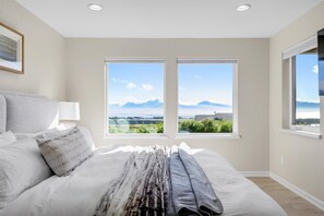 4 quartos, escrivaninha, ferros/tábuas de passar roupa, berço de viagem