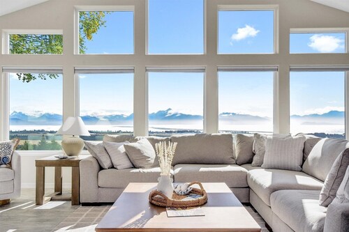 Spacious home w full Kachemak Bay views