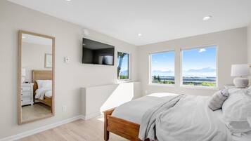 4 bedrooms, desk, iron/ironing board, travel crib