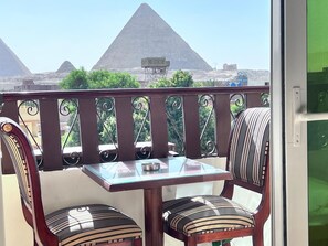 Outdoor dining - Charming 6-bedroom bed & breakfast with WiFi, AC in lovely Giza Governorate (Giza Governorate)