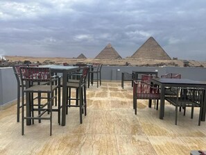 Outdoor dining - Charming 6-bedroom bed & breakfast with WiFi, AC in lovely Giza Governorate (Giza Governorate)