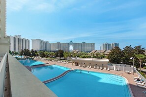 Piscina a l'aire lliure i piscina climatitzada