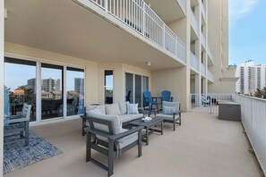 Terrace/patio - Emerald Escape! Newly remodeled spacious 3-bedroom condo with oversized balcony! (Destin)