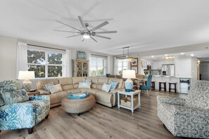 Smart TV, books - Emerald Escape! Newly remodeled spacious 3-bedroom condo with oversized balcony! (Destin)