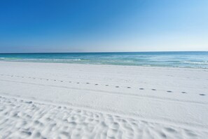 Beach - Emerald Escape! Newly remodeled spacious 3-bedroom condo with oversized balcony! (Destin)