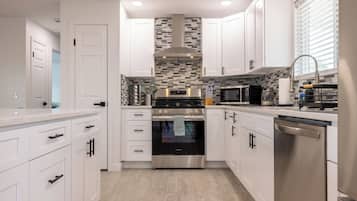 冰箱、微波炉、烤箱、炉灶