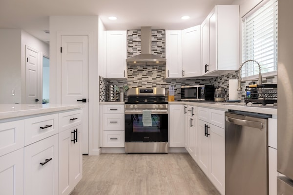 Frigorífico, microondas, horno y placa de cocina