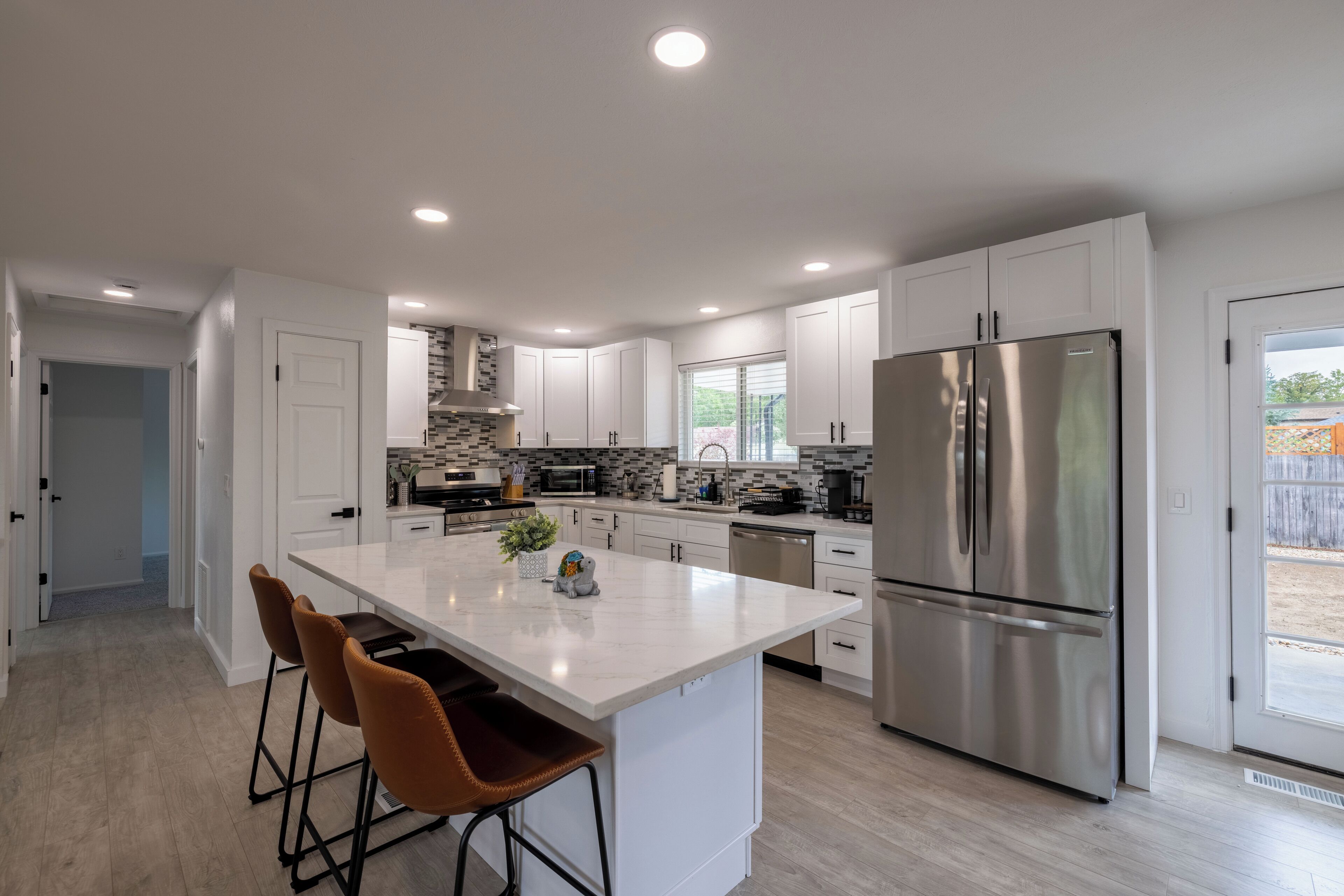 Kjøleskap, mikrobølgeovn, ovn og kokeplater