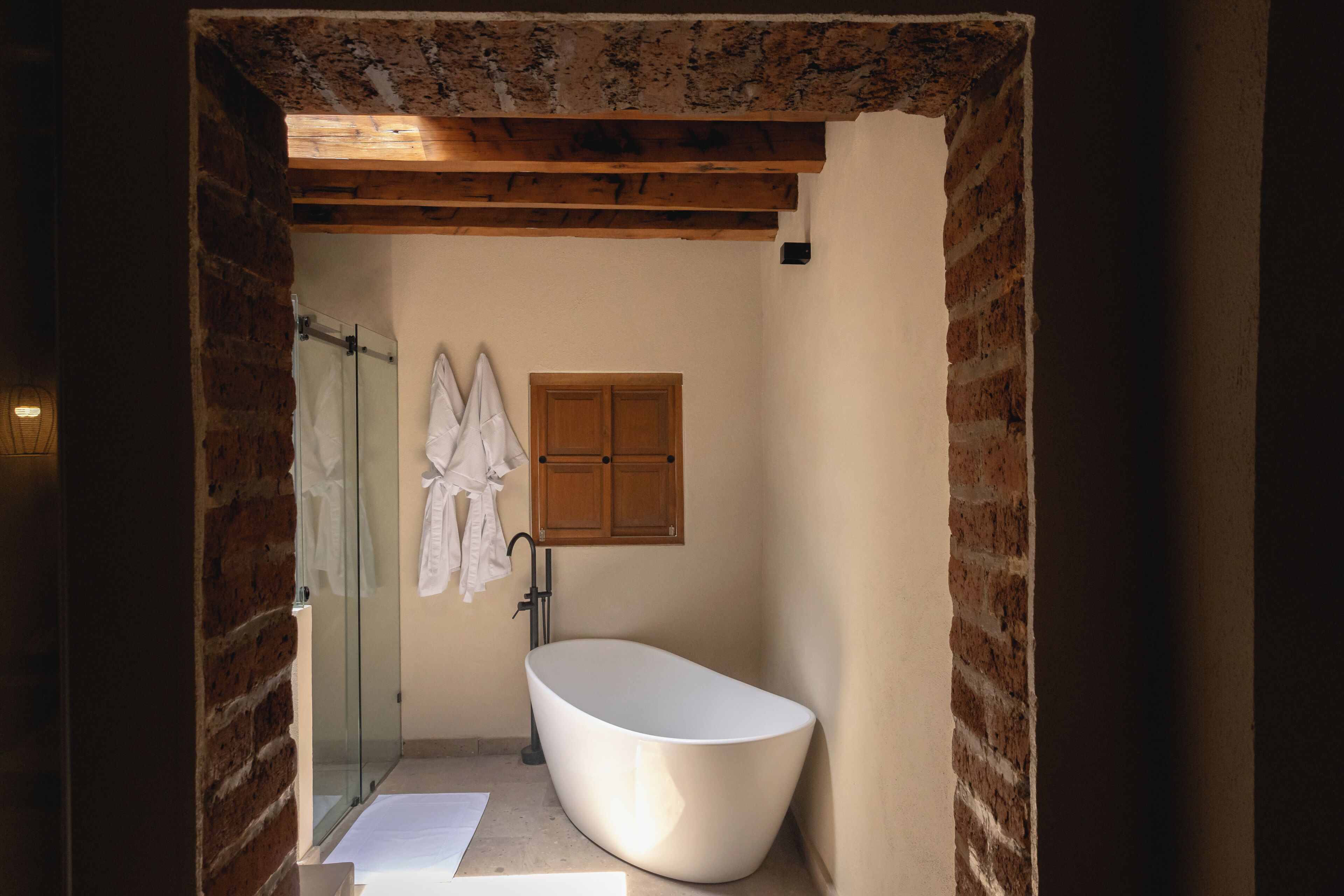 Habitación doble presidencial, vista al patio | Baño | Amenidades de baño gratuitas, secadora de cabello, pantuflas, toallas 