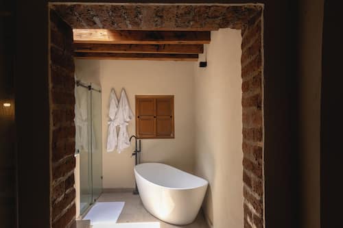 Habitación doble presidencial, vista al patio | Baño | Amenidades de baño gratuitas, secadora de cabello, pantuflas, toallas