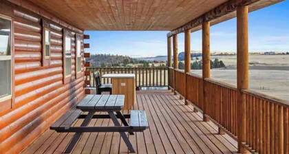 Spacious cabin with incredible views, wood fireplace, hot tub, and Wi-Fi!