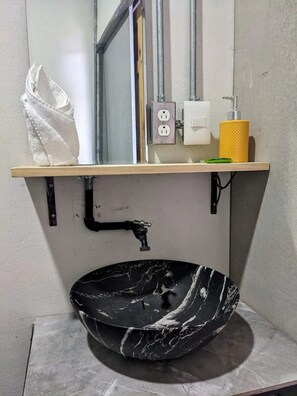 Doccia, asciugamani, sapone, carta igienica