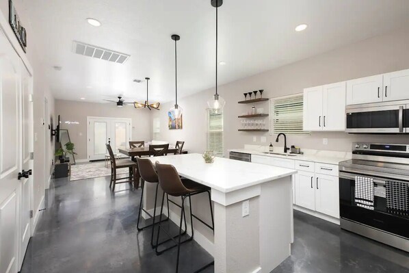 Réfrigérateur, micro-ondes, four, plaque de cuisson