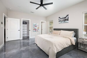 3 habitaciones, tabla de planchar con plancha, wifi y ropa de cama