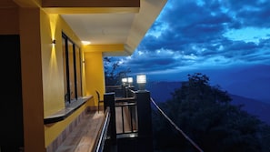 Front of property - evening/night - Bayaroo Stay Lamahatta (Darjeeling)