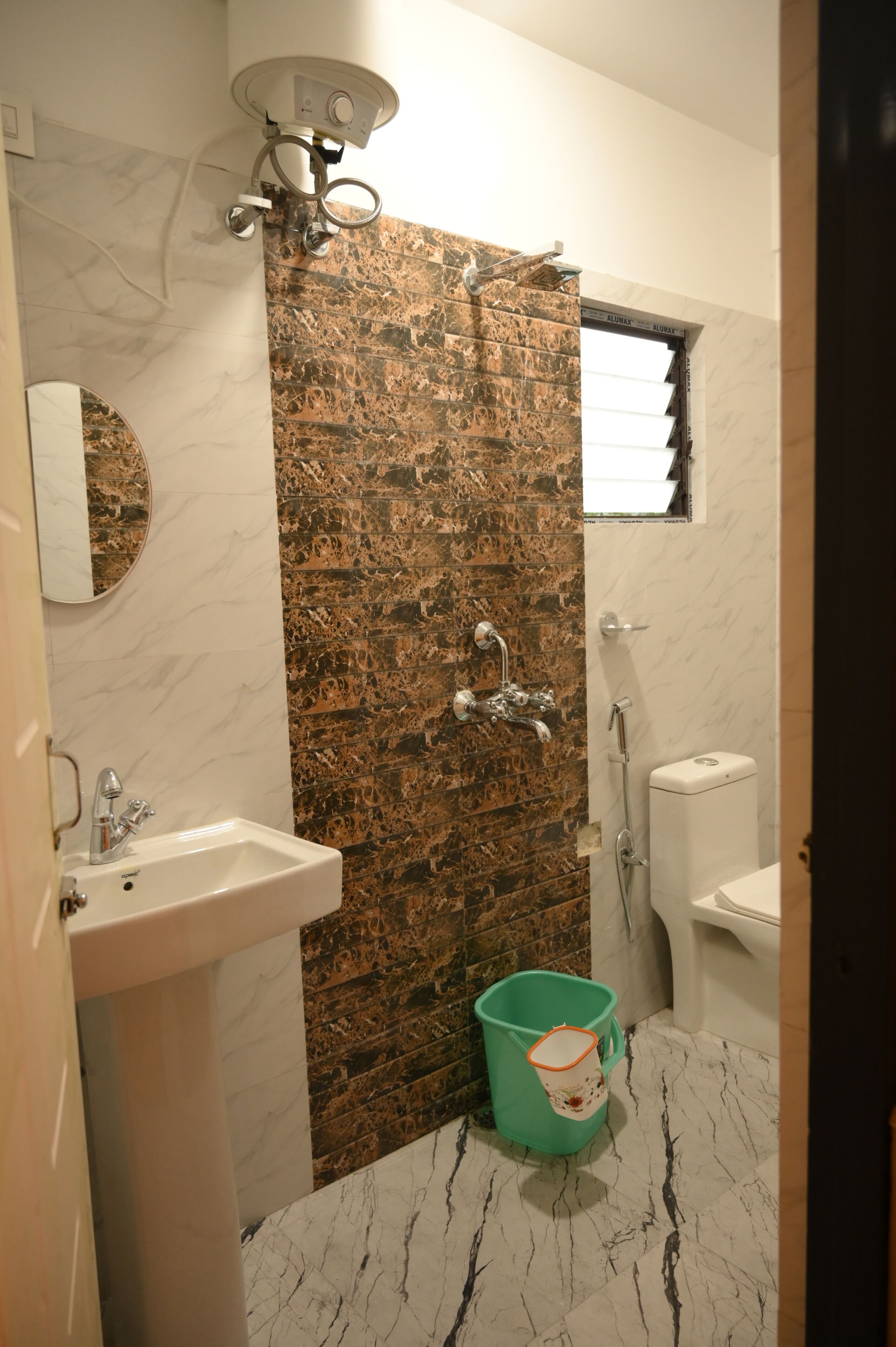 Business Double Room | Bathroom | Shower, free toiletries, slippers, towels