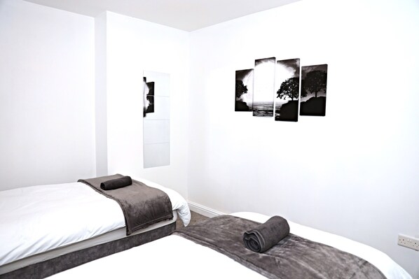 3 chambres, fer et planche à repasser, Wi-Fi, draps fournis