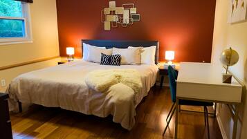 4 habitaciones, escritorio y tabla de planchar con plancha