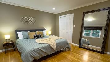 4 bedrooms, desk, iron/ironing board, travel crib